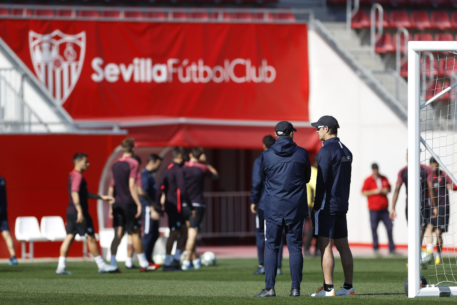 Lopetegui dialoga con su ayudante, Vicente Peinado, en el entrenamiento.
