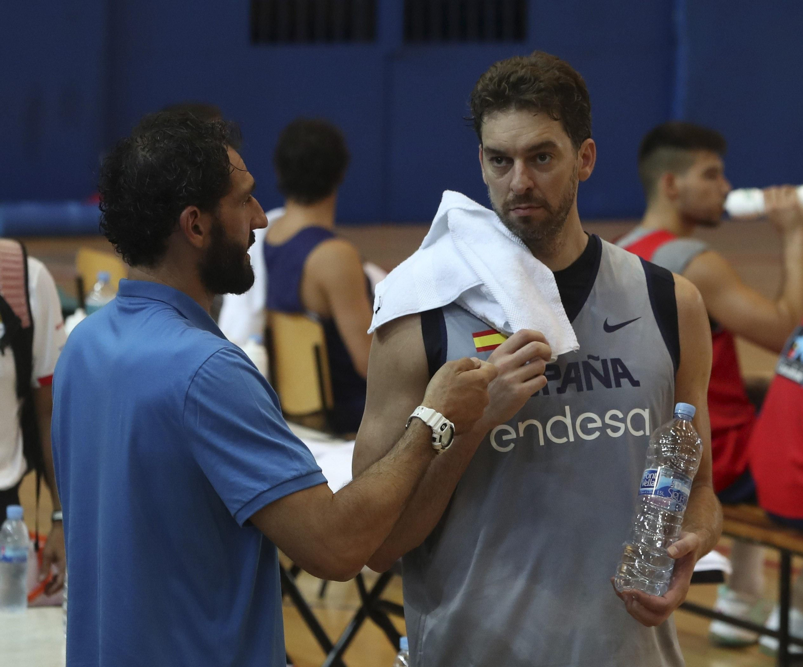 Pau Gasol dialoga con Jorge Garbajosa, presidente de la Federación Española de Baloncesto. Pau Gasol dialoga con Jorge Garbajosa, presidente de la Federación Española de Baloncesto.