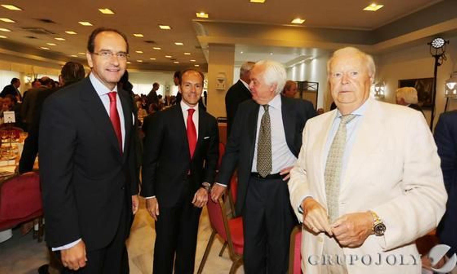 Alberto Delgado y Rami Aboukhair, de Banco Santander, junto a los empresarios Joaquín Rivero y Juan García-Jarana.

Foto: Pascual · Vanesa Lobo