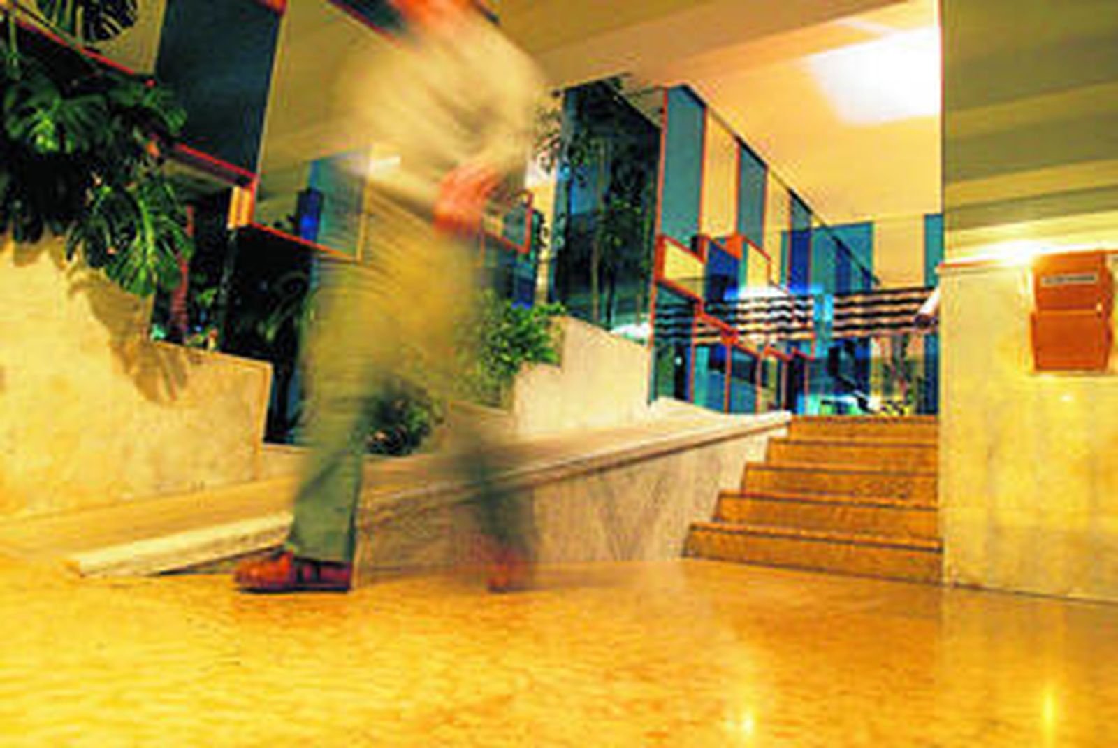 Un vecino sale de un portal de la capital.