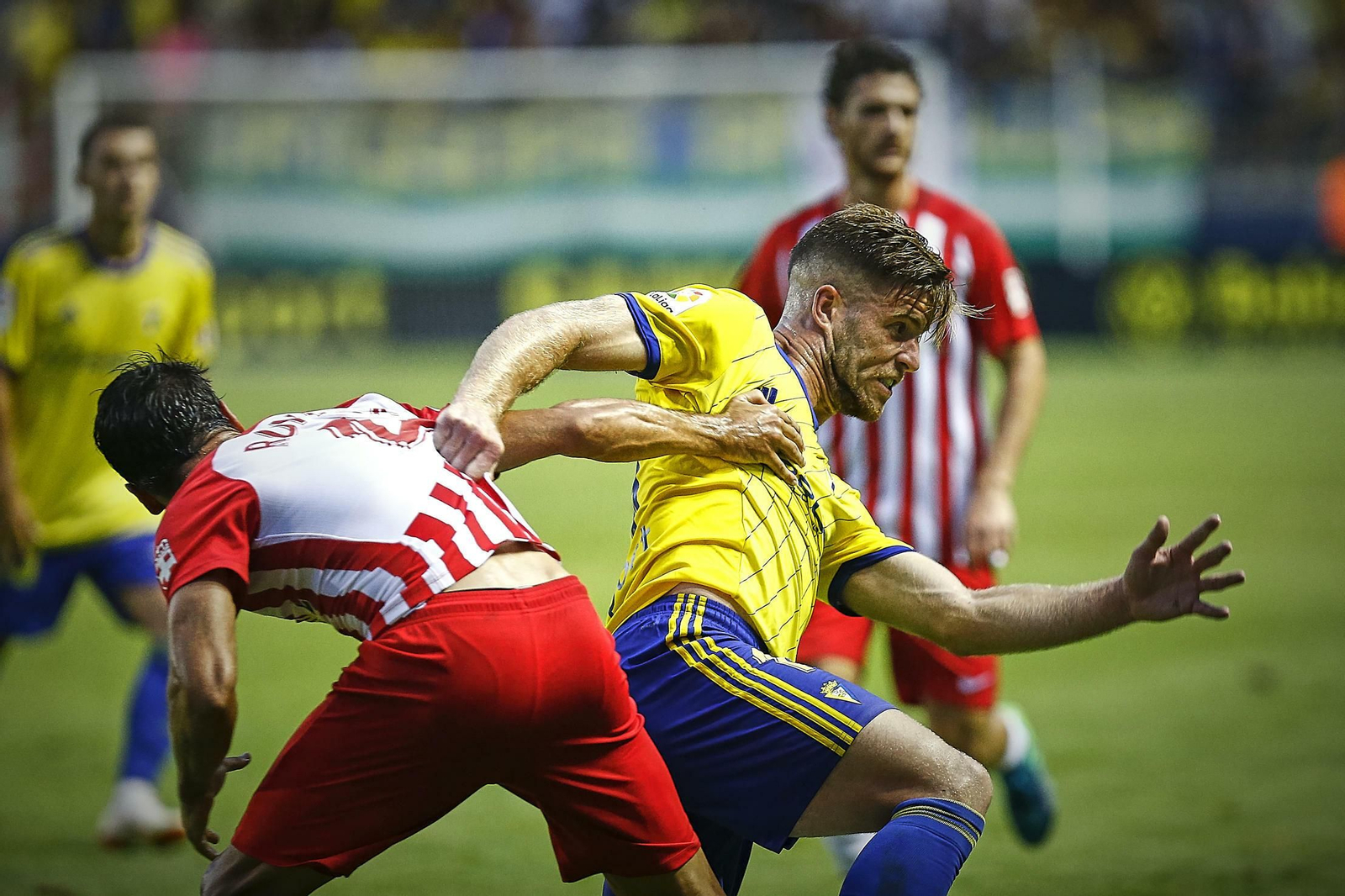 Mario Barco pugna con un jugador del Almería en el primer partido de Liga.