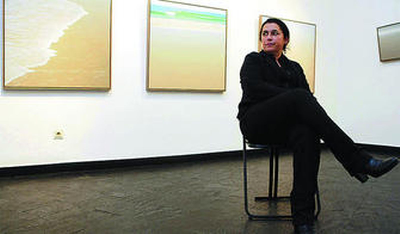 Carmen Bustamente posa junto a algunos de los trabajos que expone en la Galería Haurie.