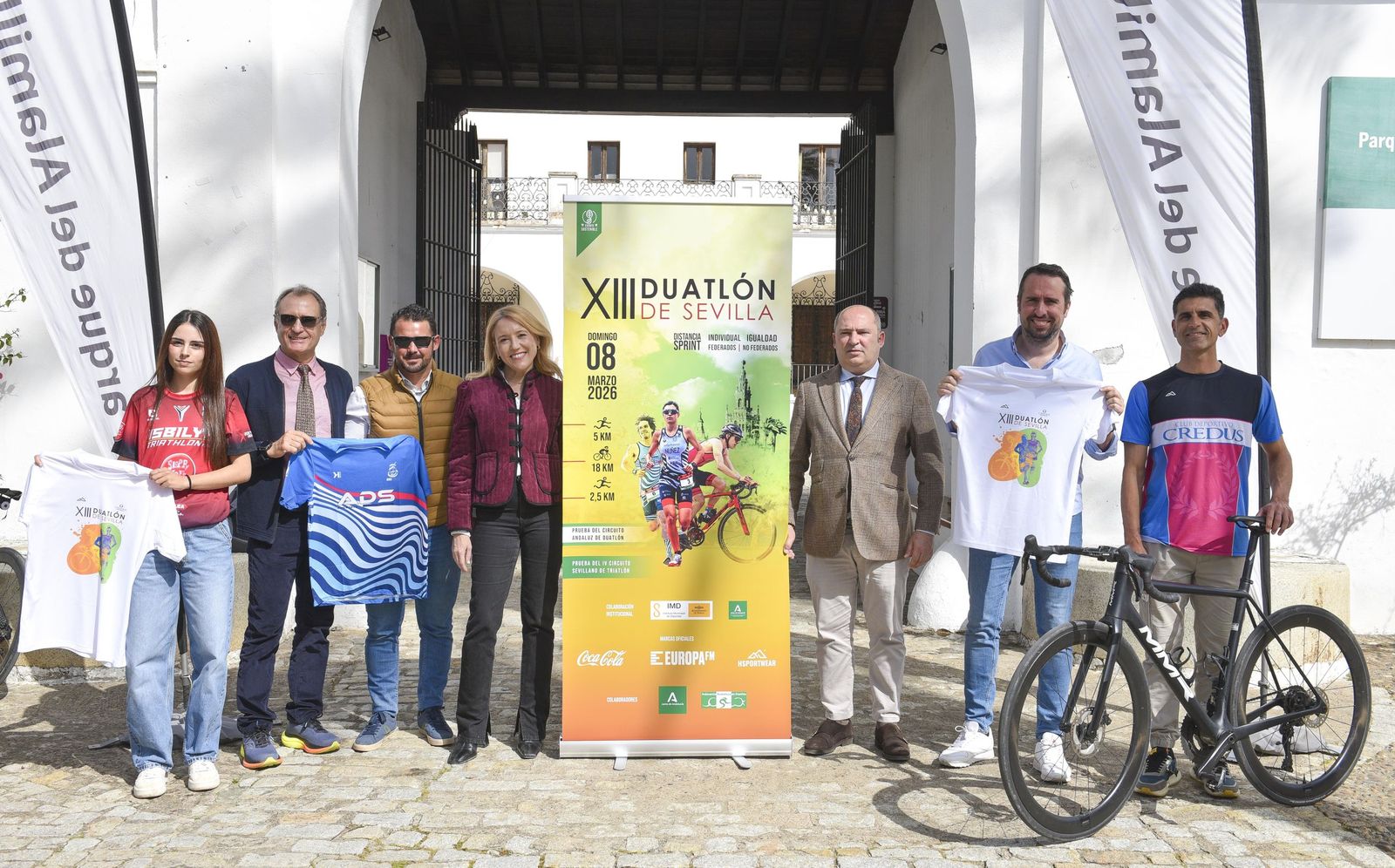 Una imagen de la presentación del XIII Duatlón de Sevilla con los diferentes clubes presentes.