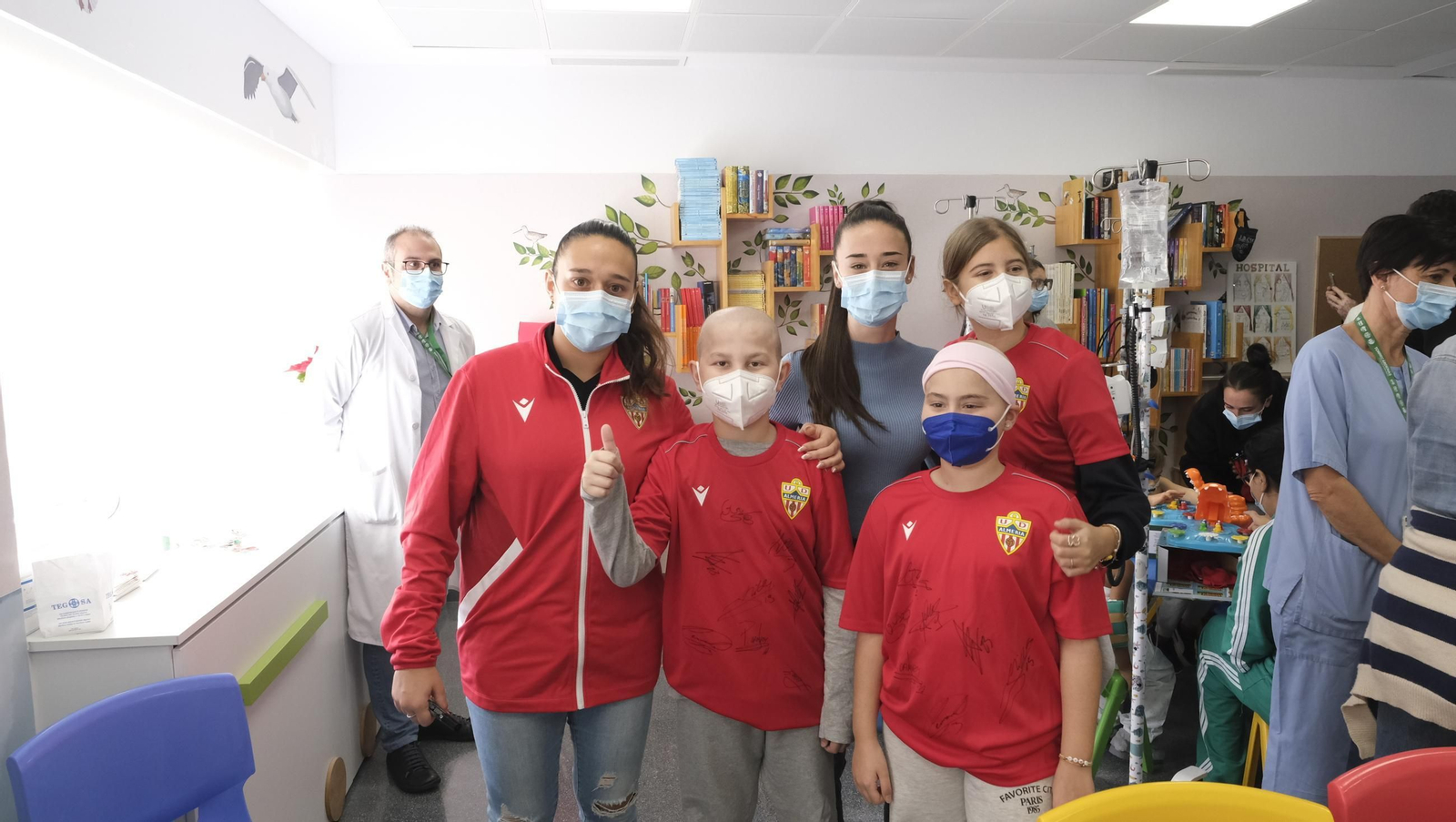 Las imágenes de la visita de los jugadores del Almería a los niños de Torrecárdenas