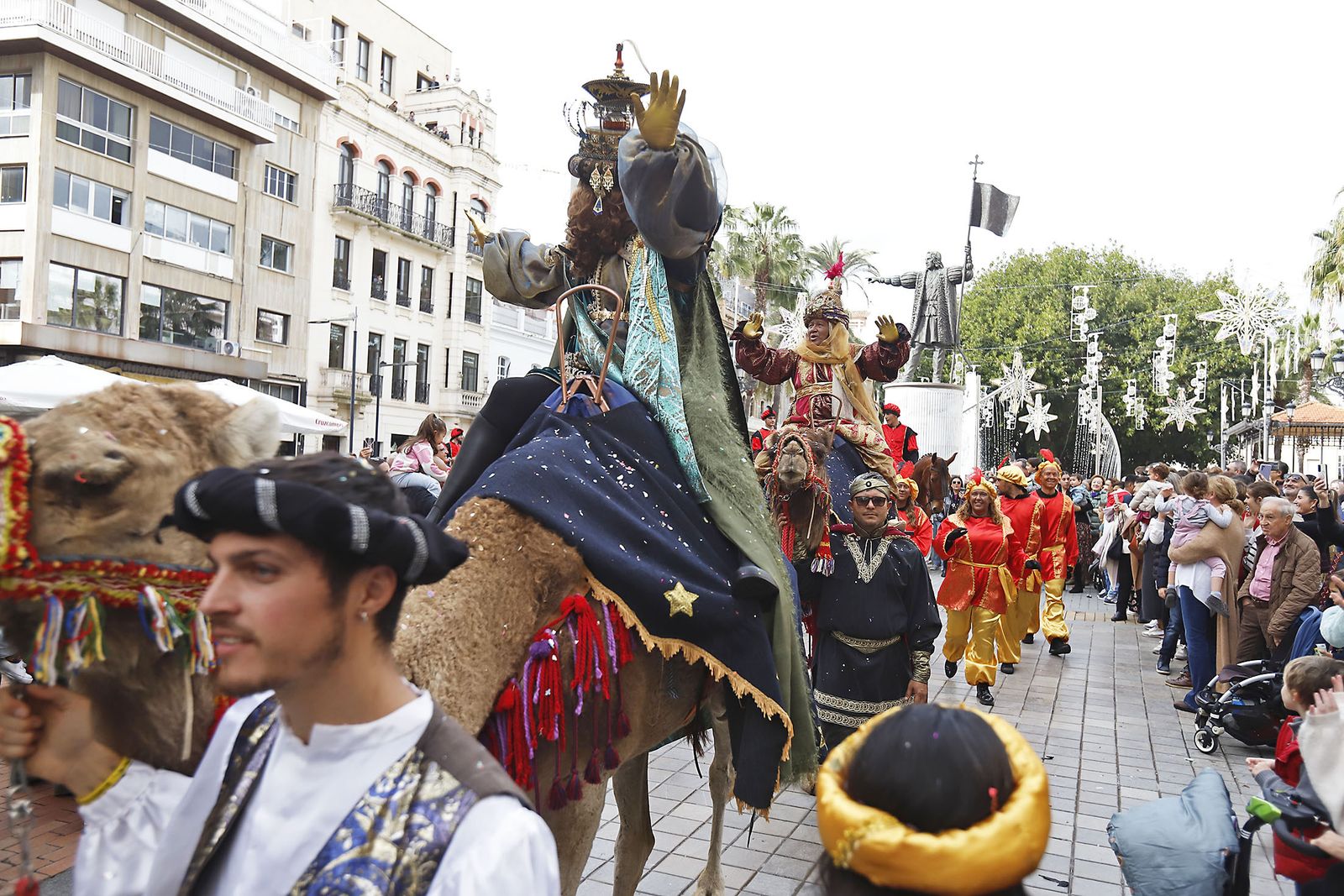 Imágenes de la mágica llegada de los Reyes Magos y la Estrella de la Ilusión a Huelva en barco