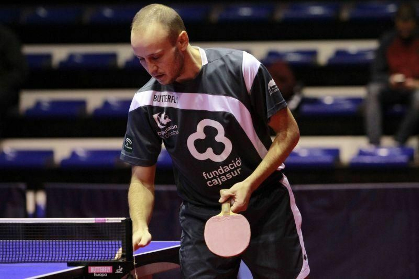 Carlos Machado se seca las manos durante un partido de la presente temporada.