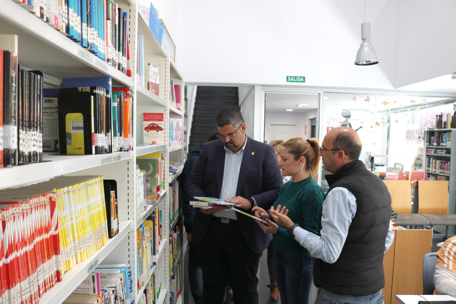 El alcalde de Mias, Josele González (1º izq.), visita la sección sobre autismo.