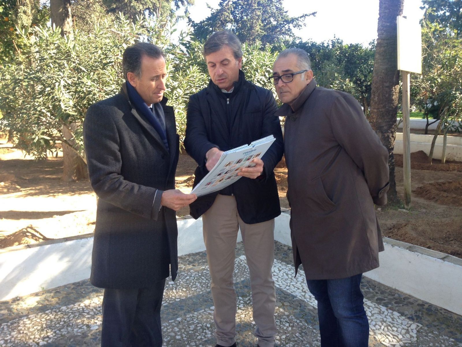 Rafael Delgado (centro) ayer con José María Román y Joaquín Páez en el parque Huerta del Rosario.