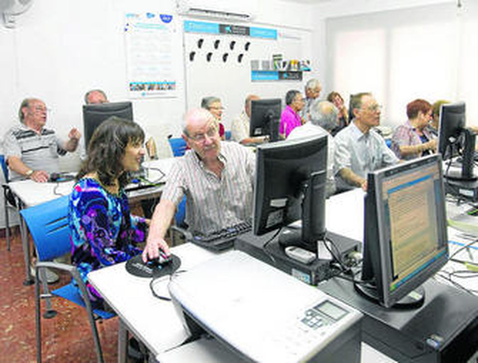 Las personas mayores aprenden el manejo de las nuevas tecnologías.