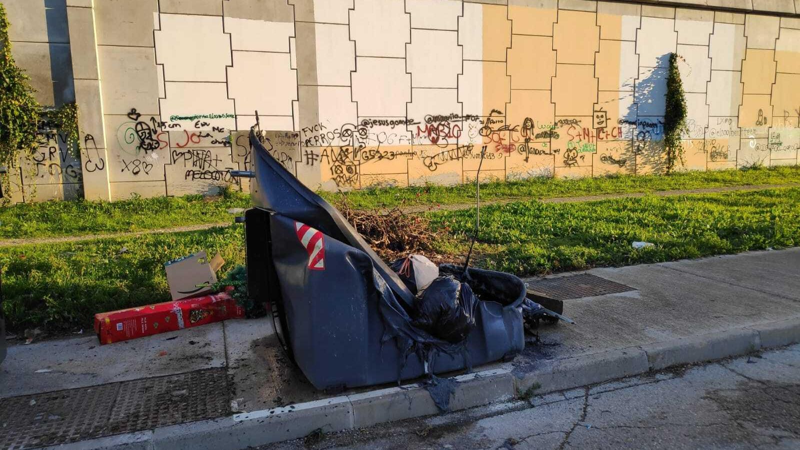 Contenedor quemado en la calle Cabo de Nao.