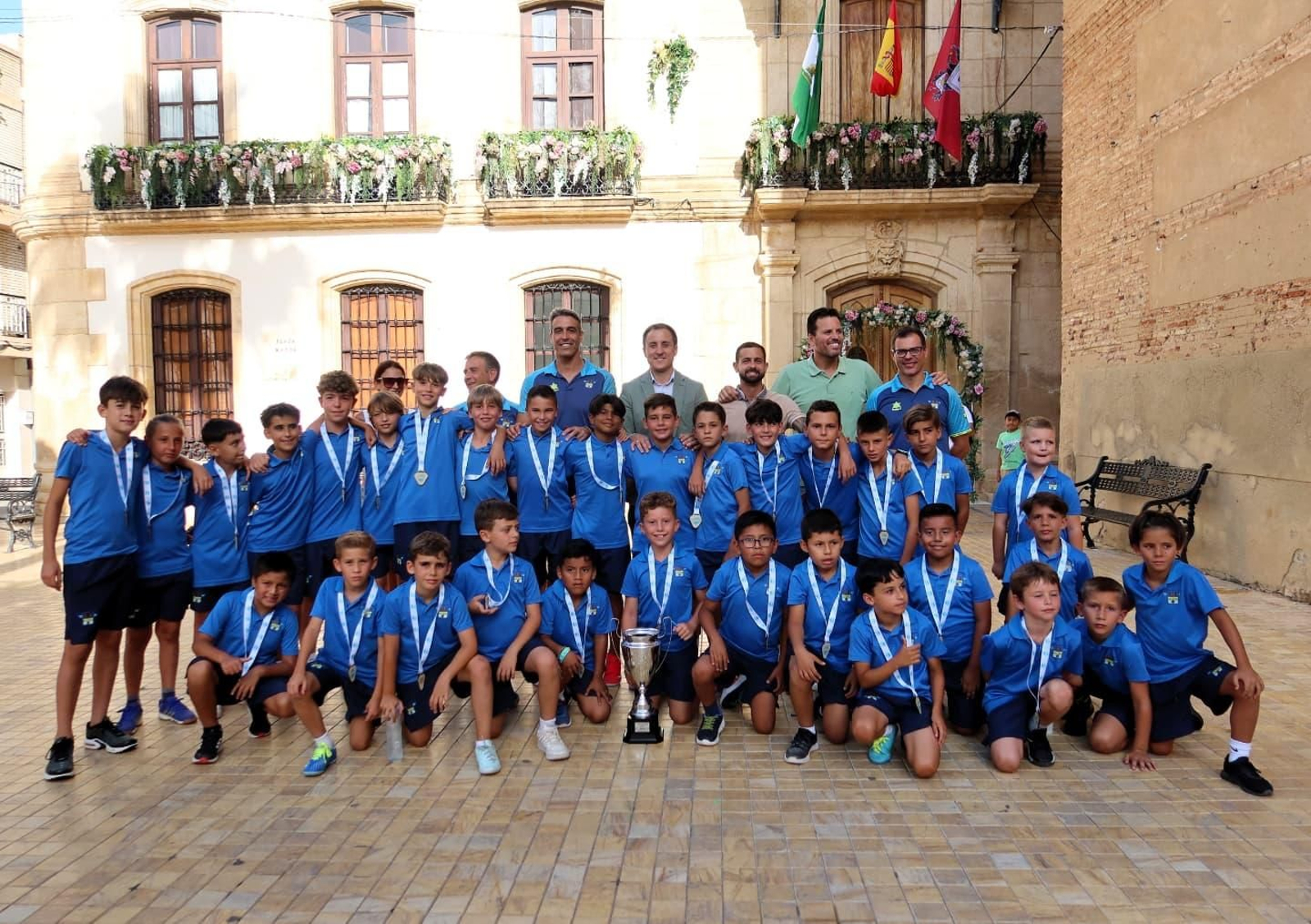 Jóvenes deportistas tras el reconocimiento.