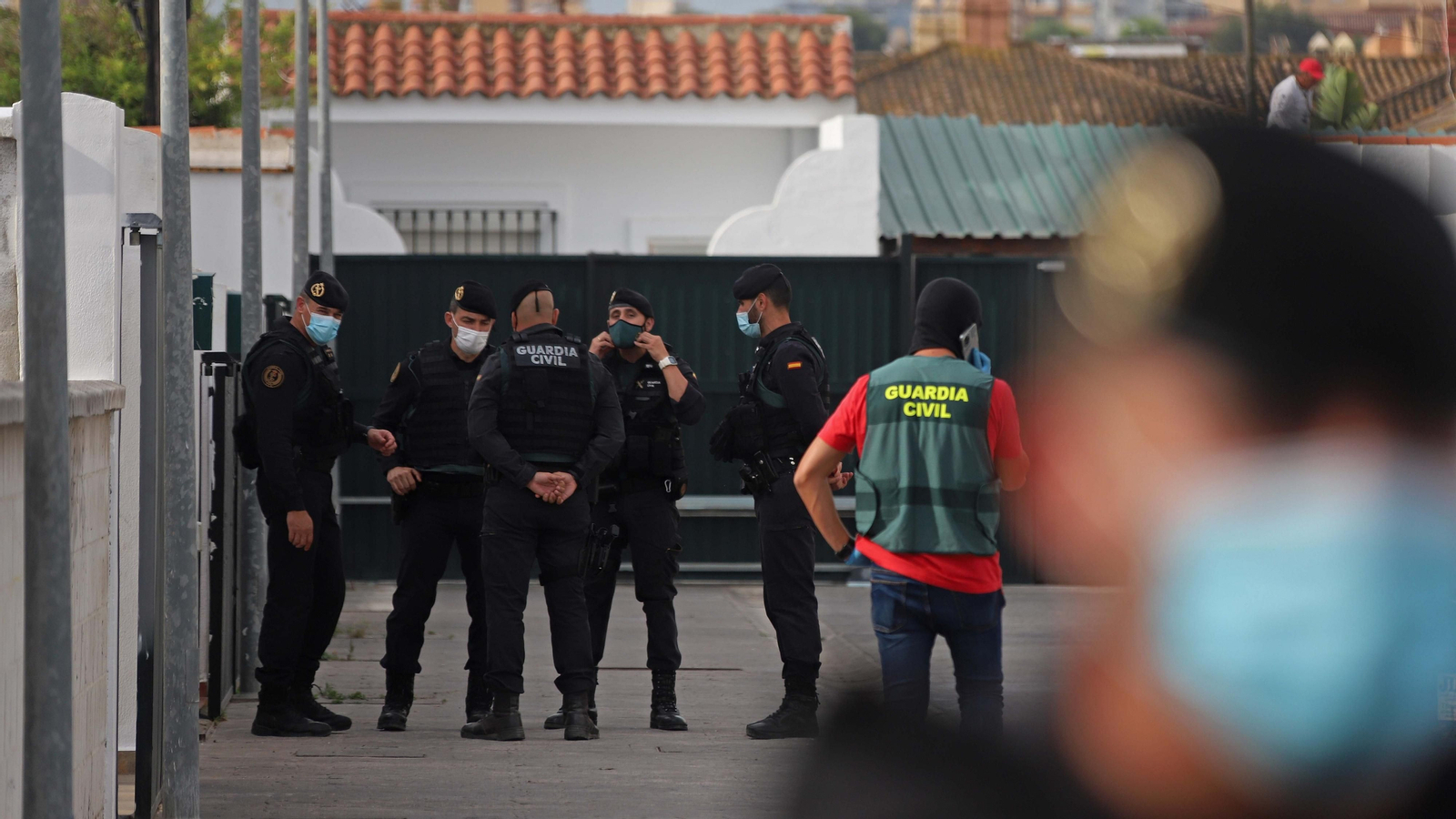 Fotos de los registros de la Guardia Civil en Algeciras Fotos de los registros de la Guardia Civil en Algeciras