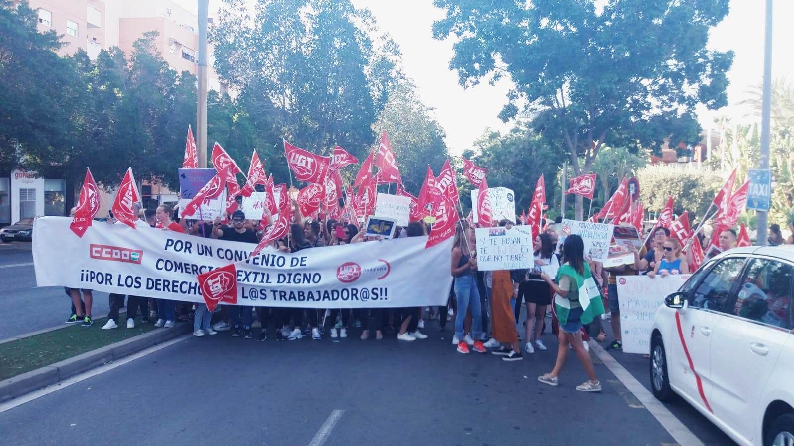 Imagen de la huelga del sector textil, ayer en la capital almeriense.