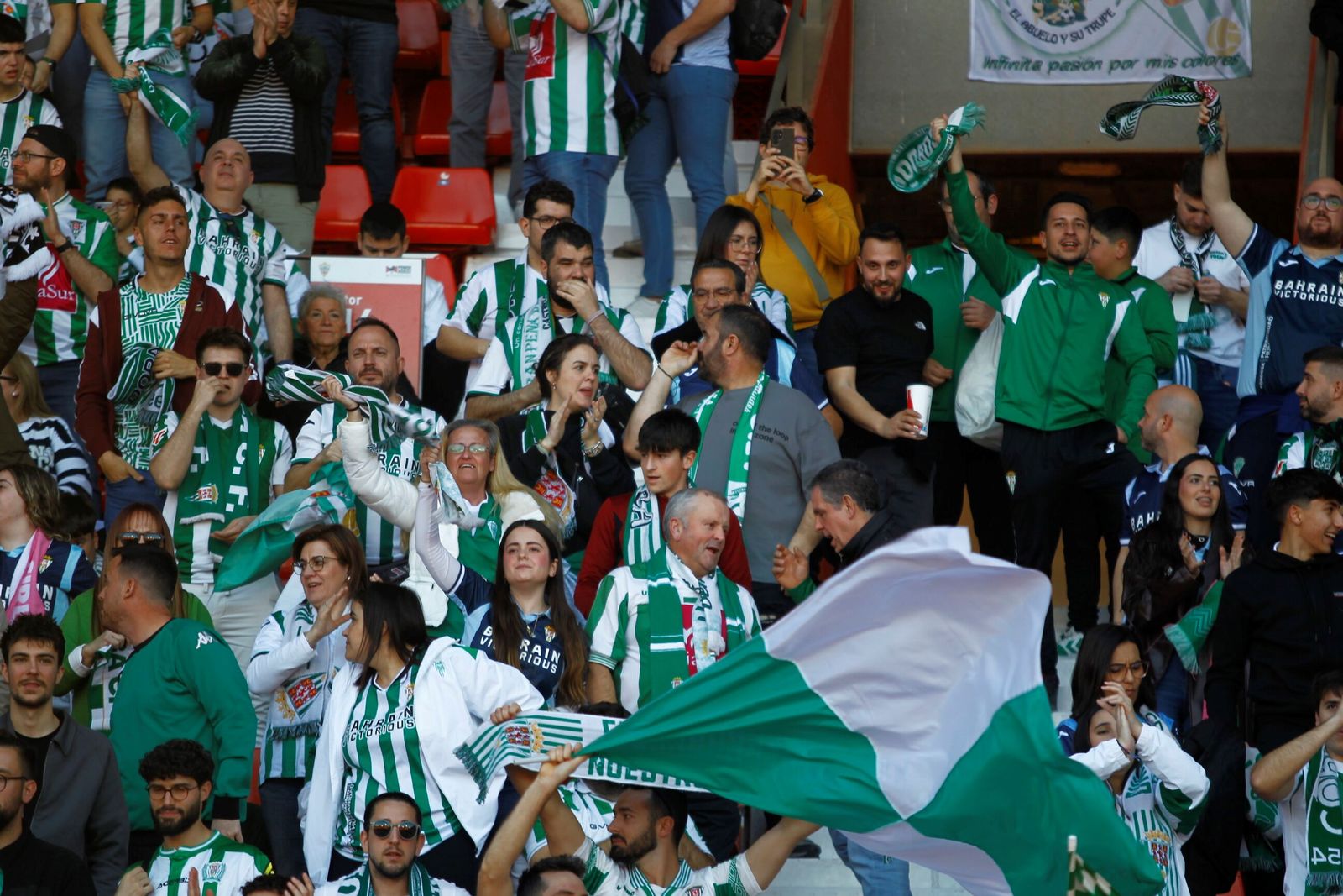 El Córdoba CF nunca camina solo: las fotos de la afición blanquiverde en Almería