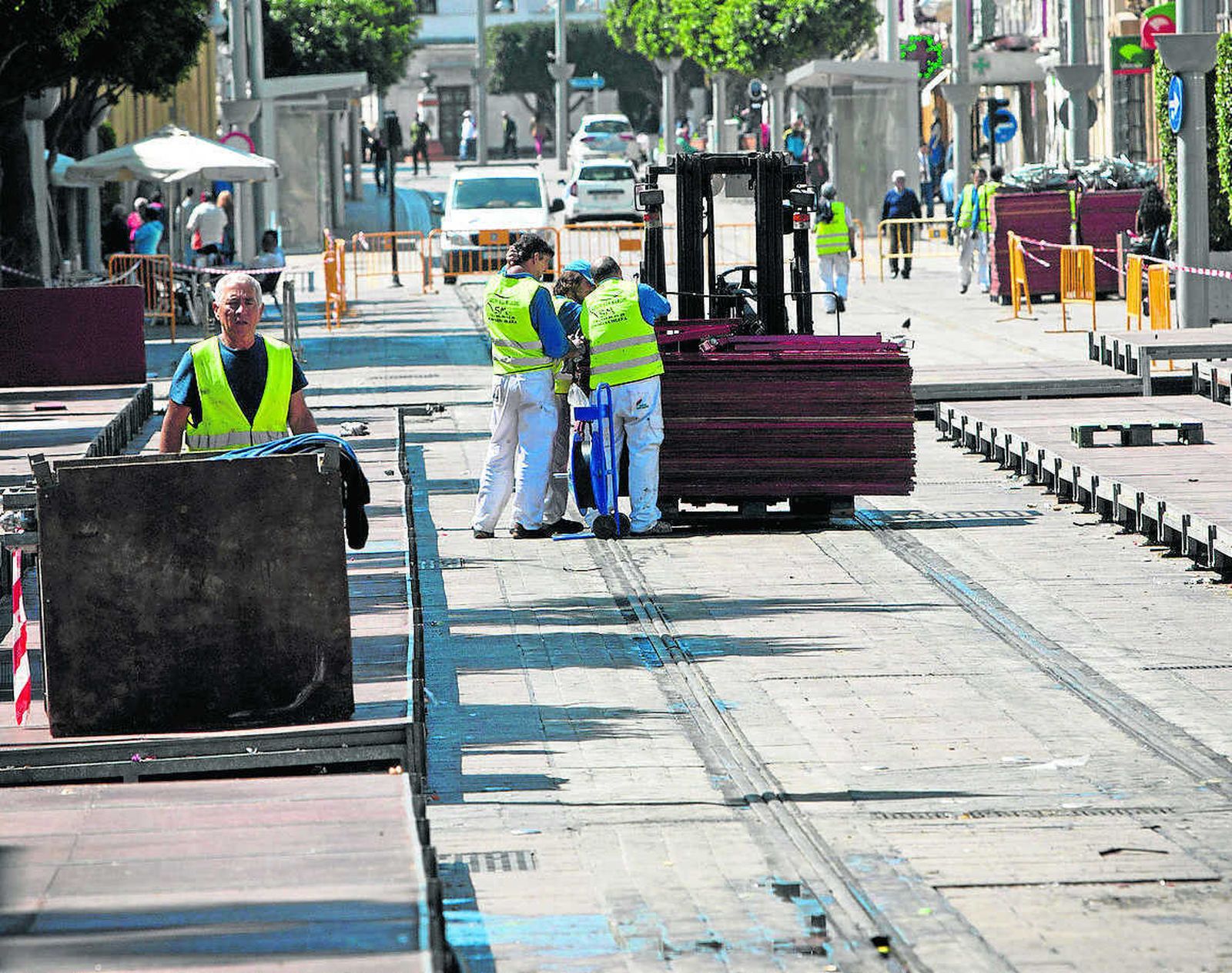 Instalación de los palcos de la Carrera Oficial, ocupando parte de la plataforma tranviaria, el año pasado.