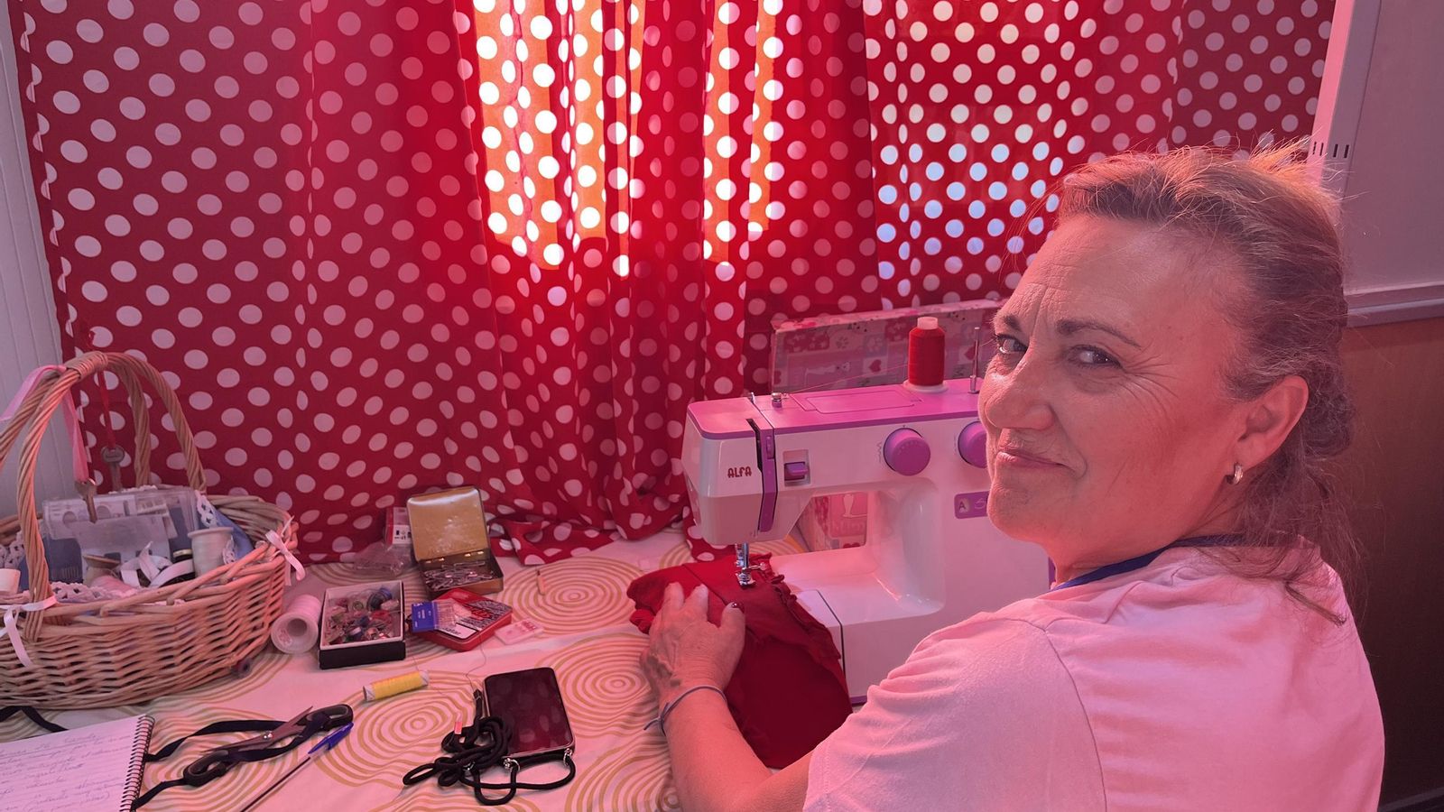 Keti cosiendo en la feria Keti cosiendo en la feria