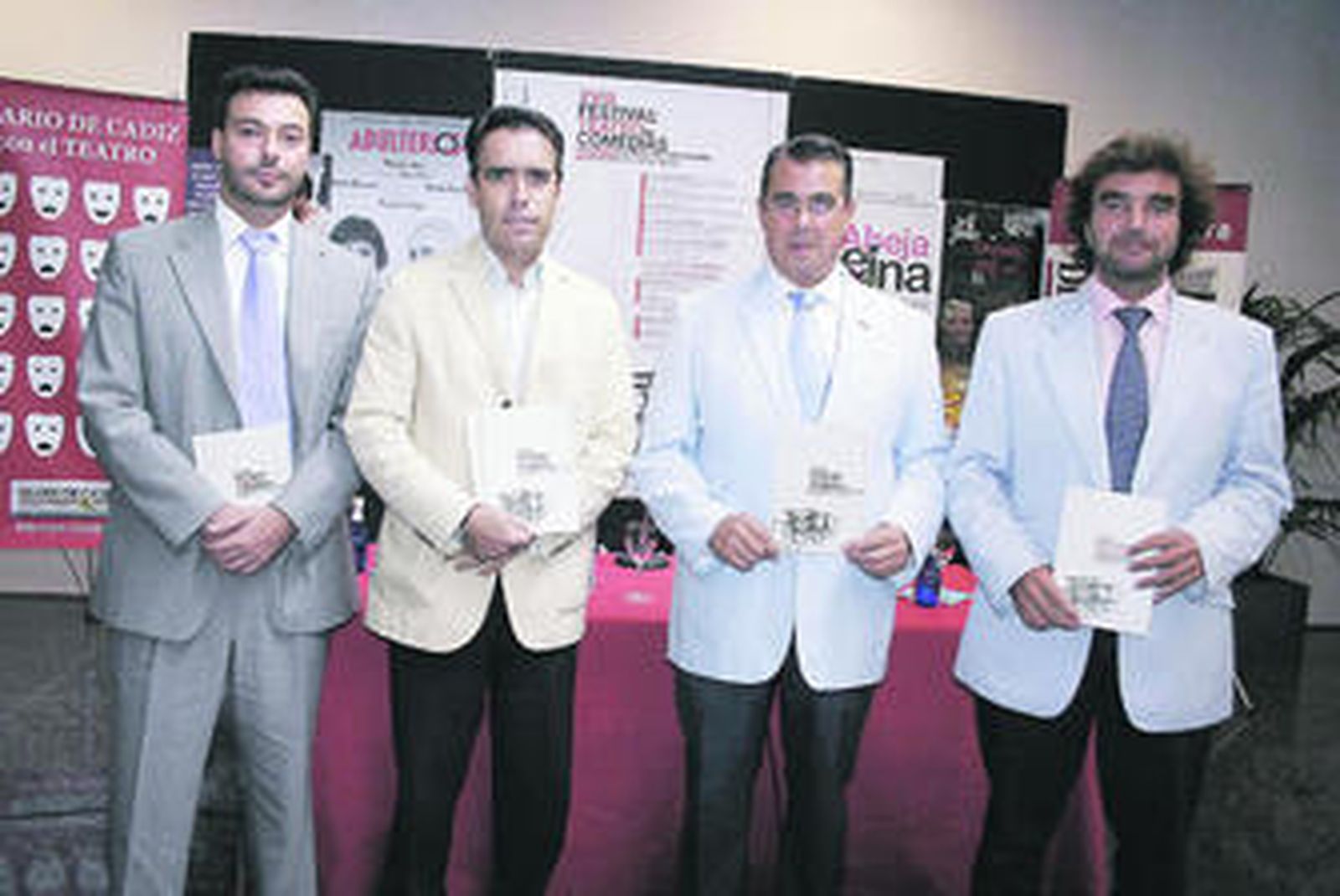 El director de Diario de Cádiz, Rafael Navas y colaboradores del libreto, junto al alcalde Enrique Moresco .