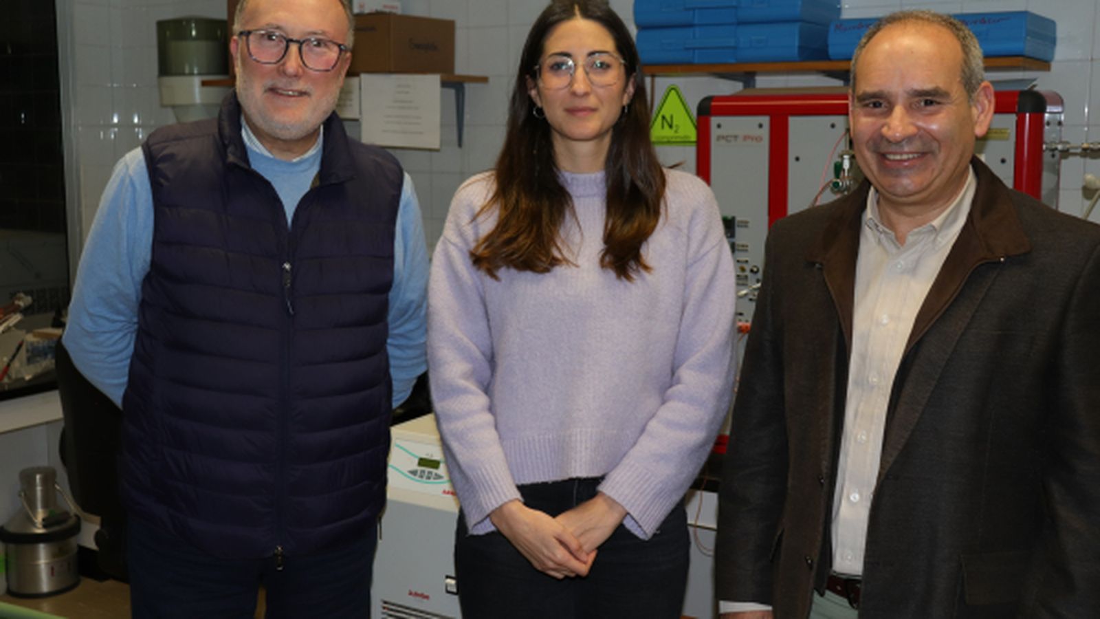 La investigadora Ágata González Caro junto a José Ramón Jiménez y José María Fernández en la Escuela Politécnica Superior de Belmez