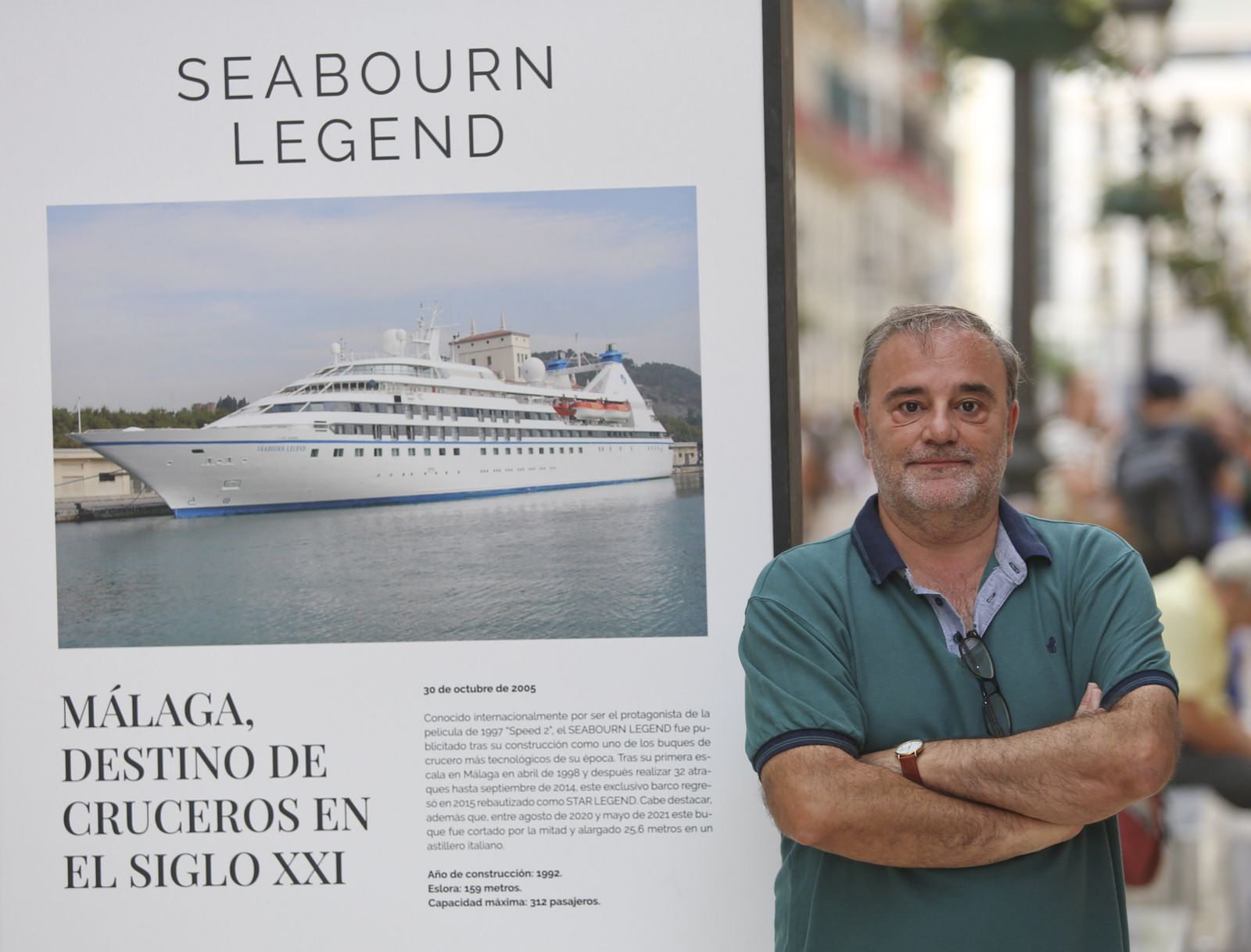 Cilveti, delante de uno de los carteles de una exposición reciente en la calle Larios.