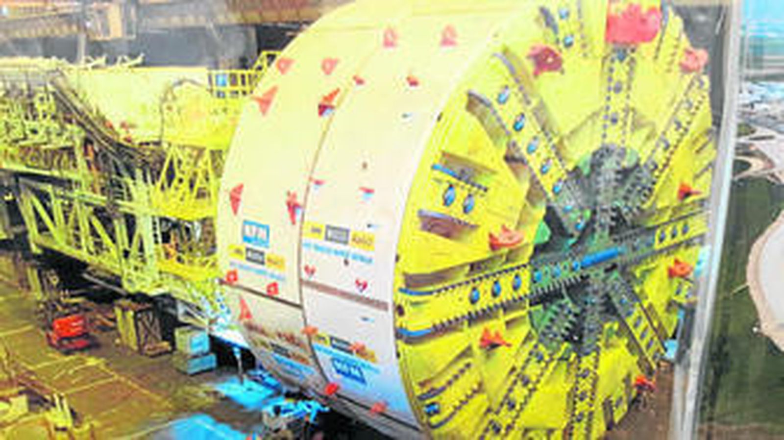 La primera de las tuneladoras, de 14 metros de diámetro y 120 de longitud, está almacenada junto a la carretera de Coria.