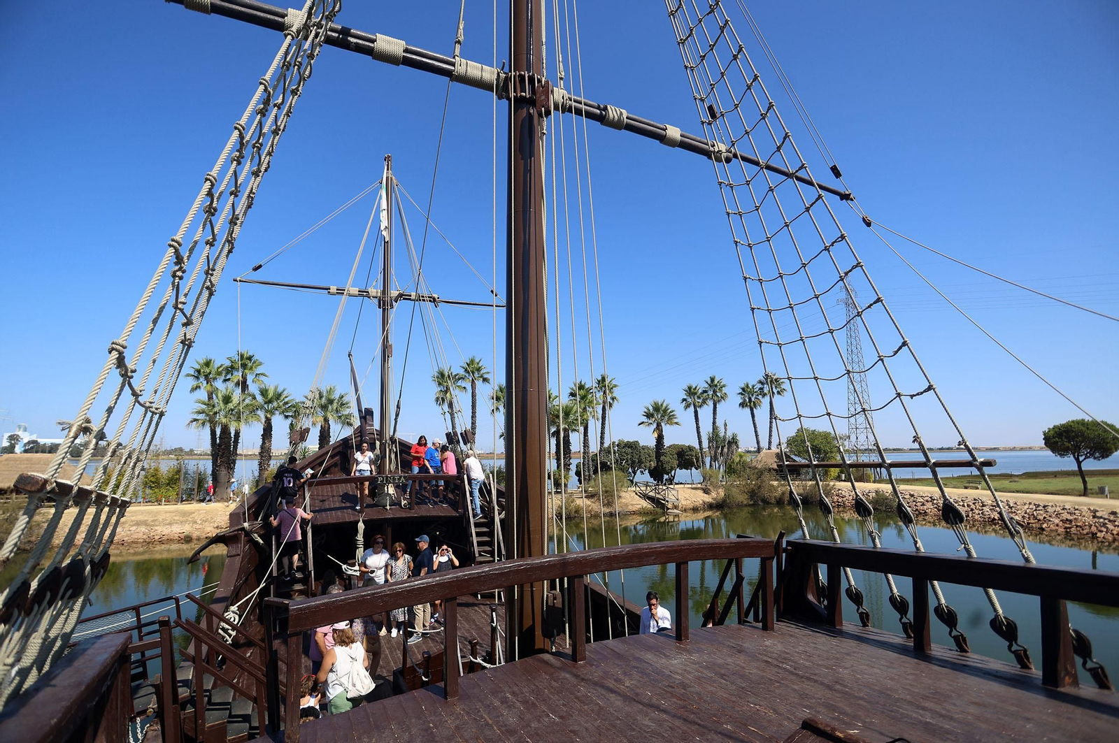Imágenes de la Jornada de Puertas Abiertas del Muelle de las Carabelas con motivo del 3 de agosto
