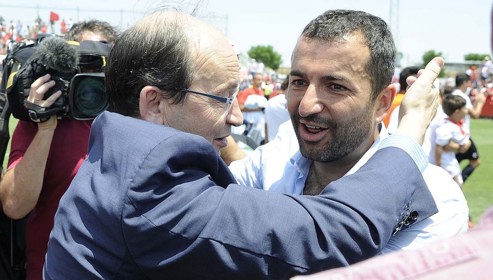 Diego Martínez es abrazado por José Castro tras el ascenso a Segunda División del filial en 2016.