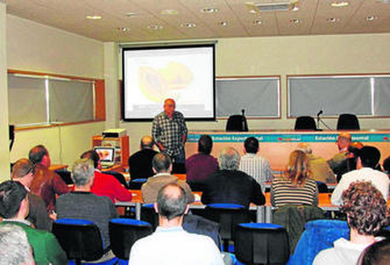La Estación Experimental Las Palmerillas acogió una jornada sobre cultivo de papaya con más de 50 asistentes.