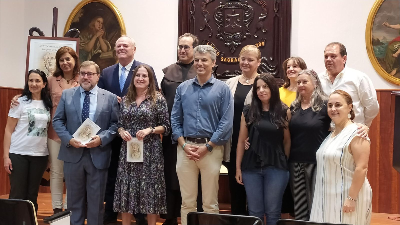 Asistentes al acto de presentación del certamen literario San Juan de la Cruz.