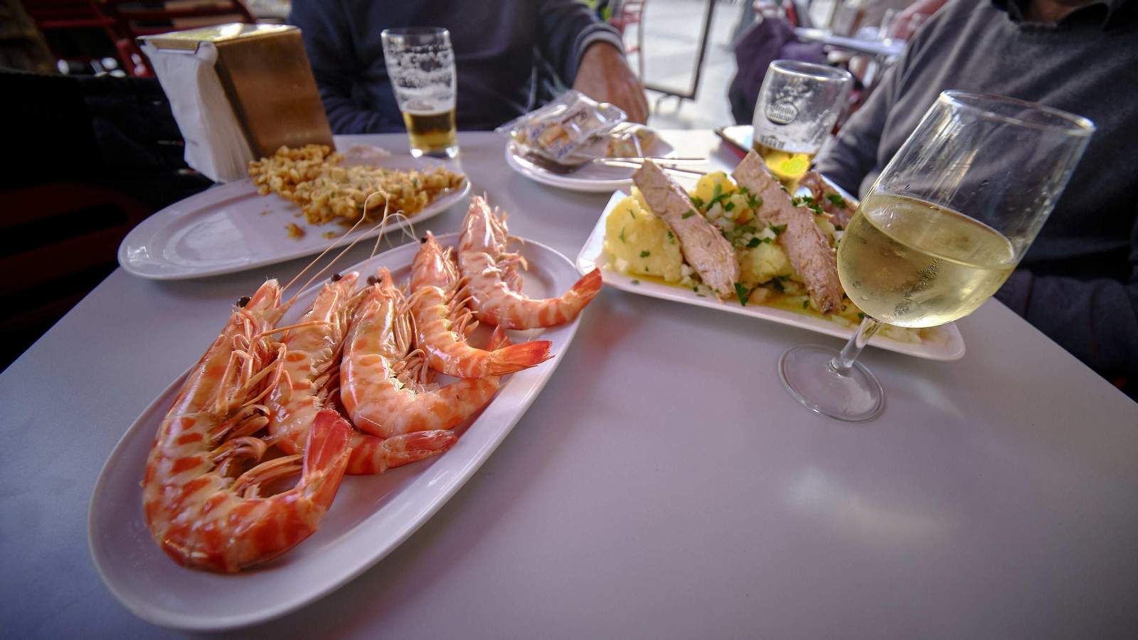 Mesa más que apetecible en un bar de Sanlúcar.