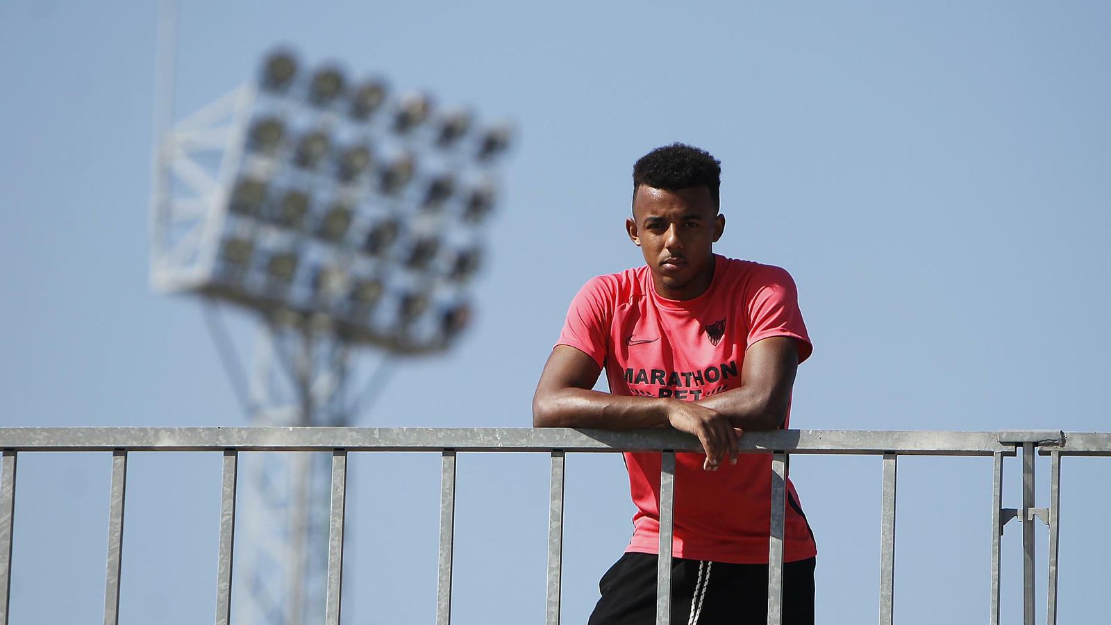 Koundé  posa apoyado en una baranda del estadio Jesús Navas.