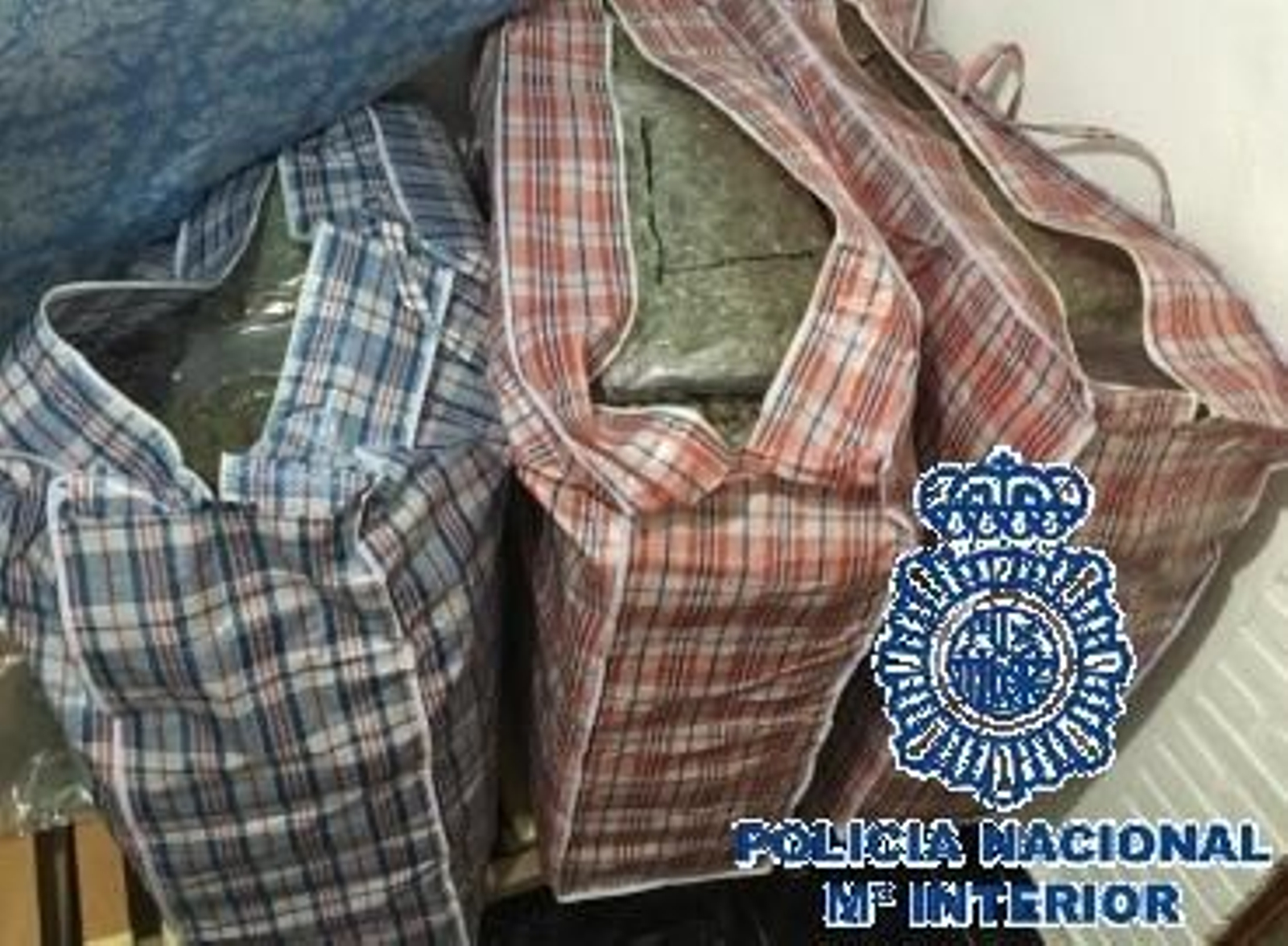 Parte de la droga incautada durante la operación policial.