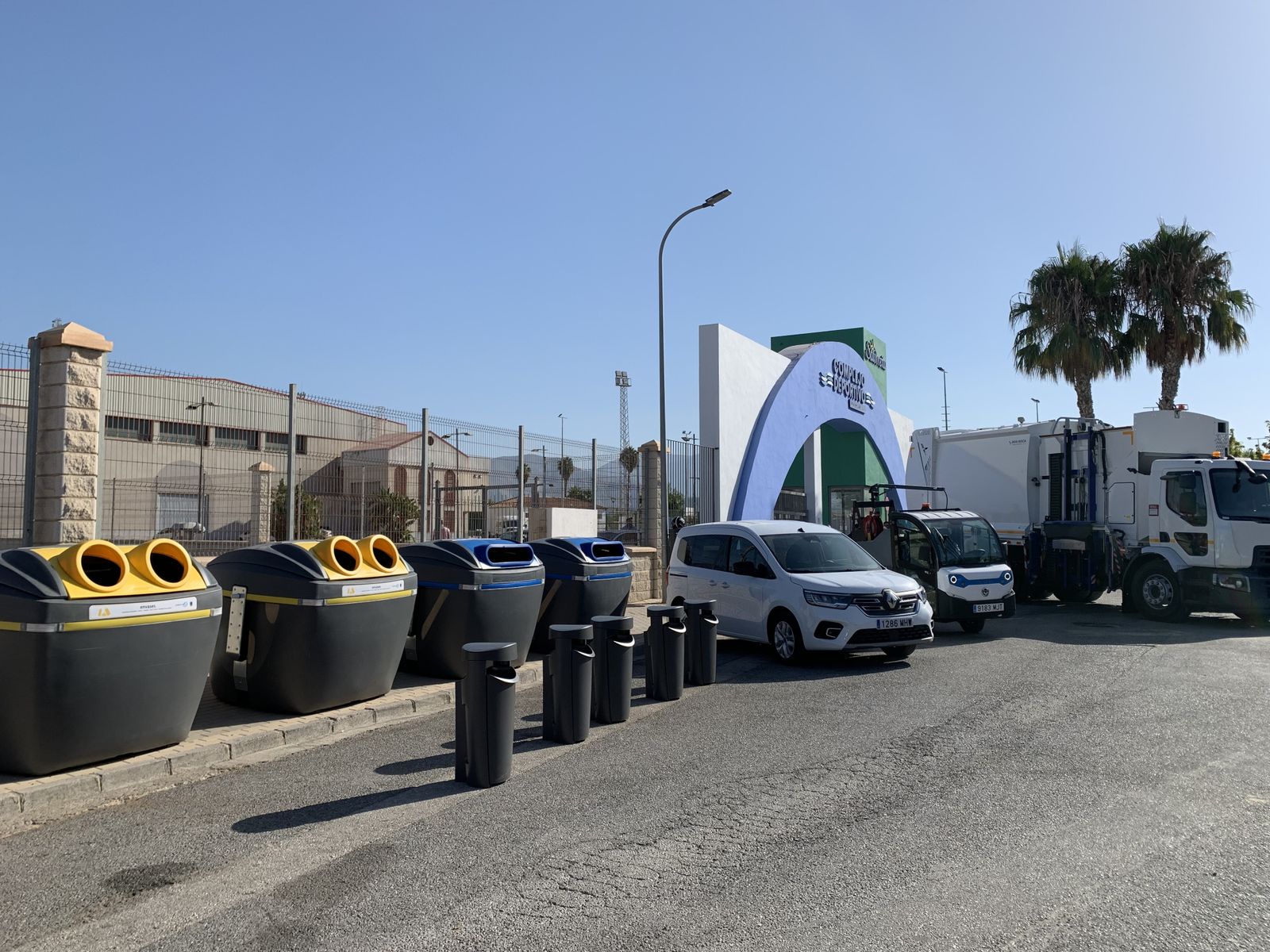 Salobreña incorpora nuevos vehículos y mobiliario urbano para reforzar su nuevo plan de limpieza