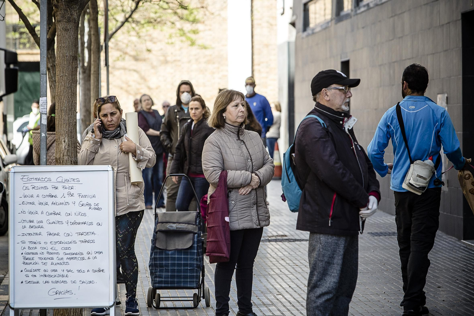 Colas de clientes en la puerta de un supermedo  de la capital