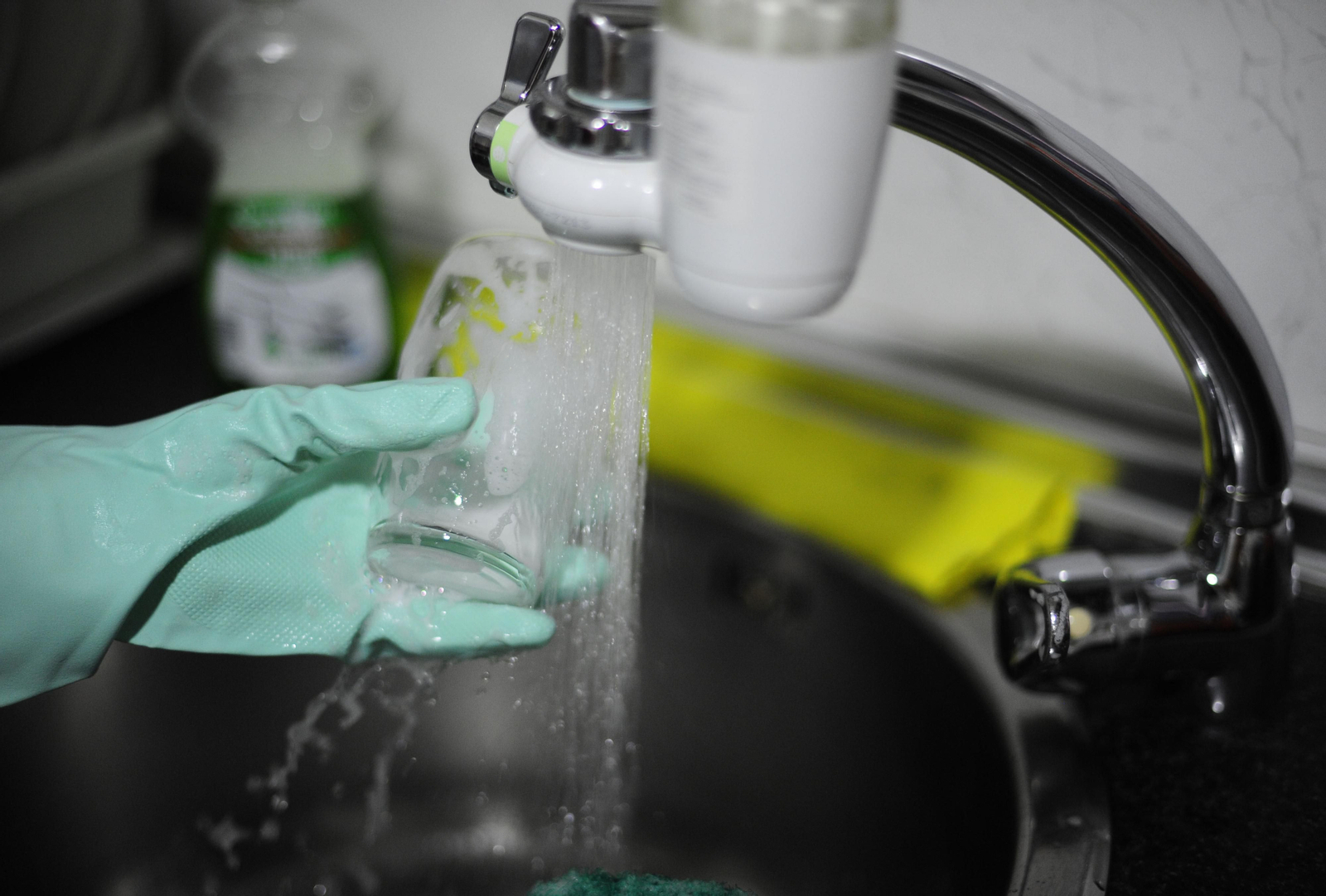 Agua cayendo de un grifo.