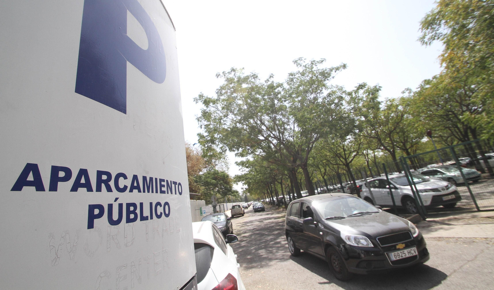 Una de las bolsas de aparcamiento de Cartuja.