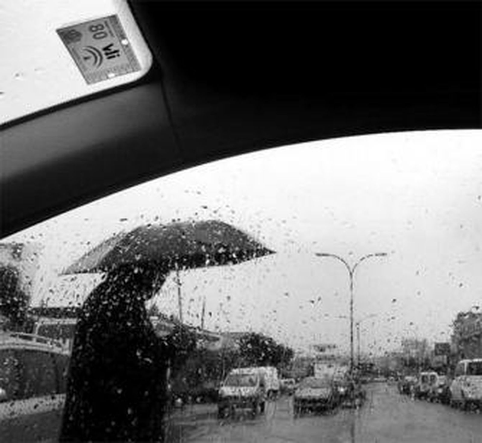 Un peatón se protege de la lluvia caída la pasada semana.