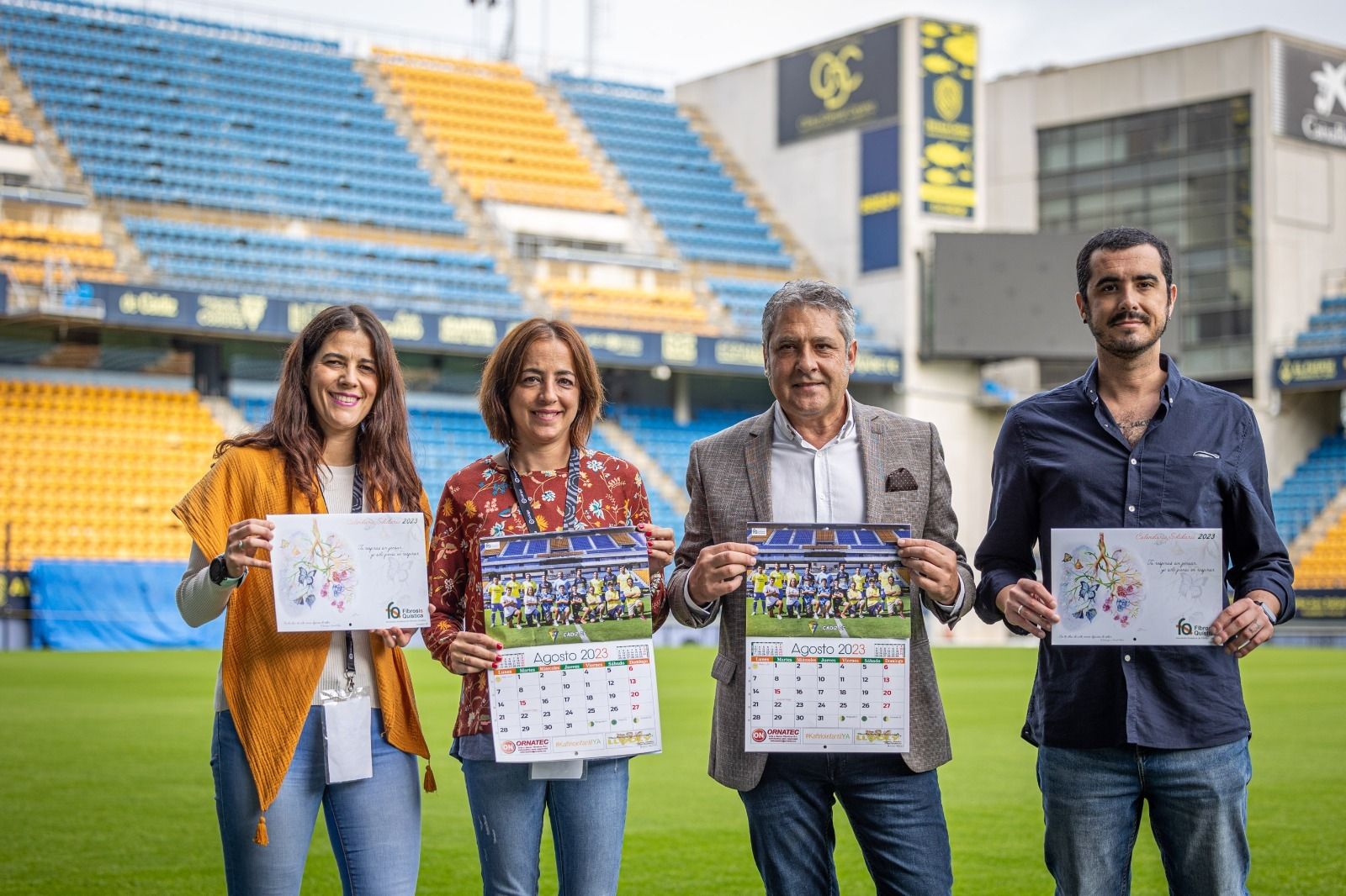 Integrantes de la Asociación de Fibrosis Quística junto a Pepe Mata, gerente de la Fundación Cádiz C.F.