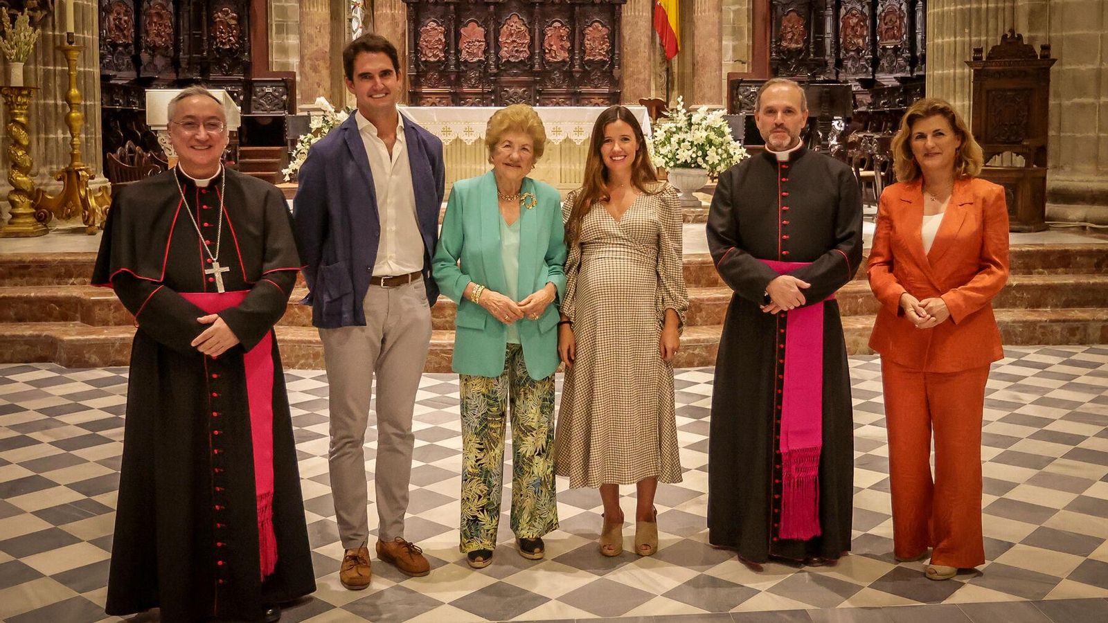 El matrimonio que 'ayudó' a la nueva iluminación de la Catedral: Carlos y Cristina, junto a su madre, su abuela y el obispo, El matrimonio que 'ayudó' a la nueva iluminación de la Catedral: Carlos y Cristina, junto a su madre, su abuela y el obispo,