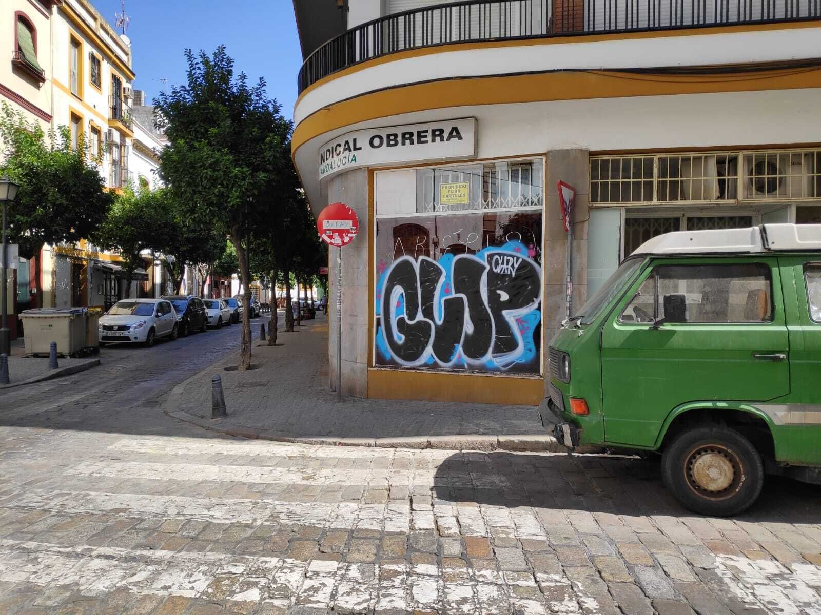 El PP denuncia la "degradación de un casco histórico, inundado de pintadas"