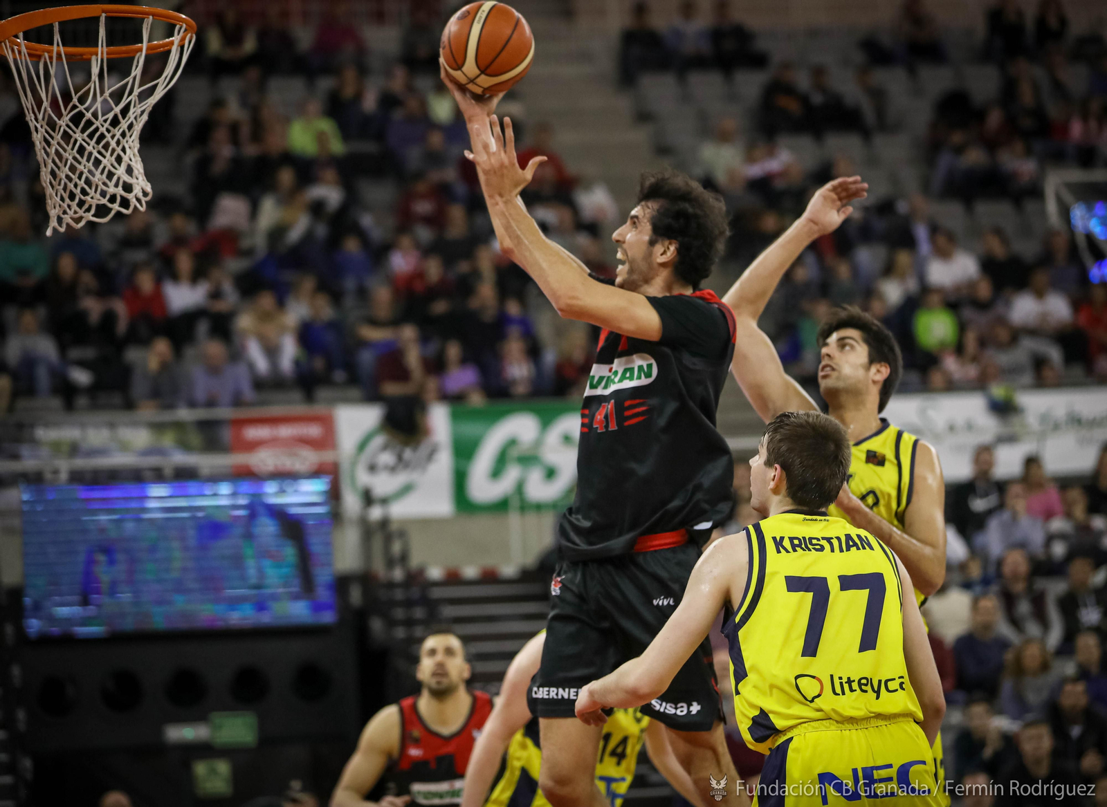 Sergio Omos entra a canasta en en encuentro con el Covirán Granada. Sergio Omos entra a canasta en en encuentro con el Covirán Granada.