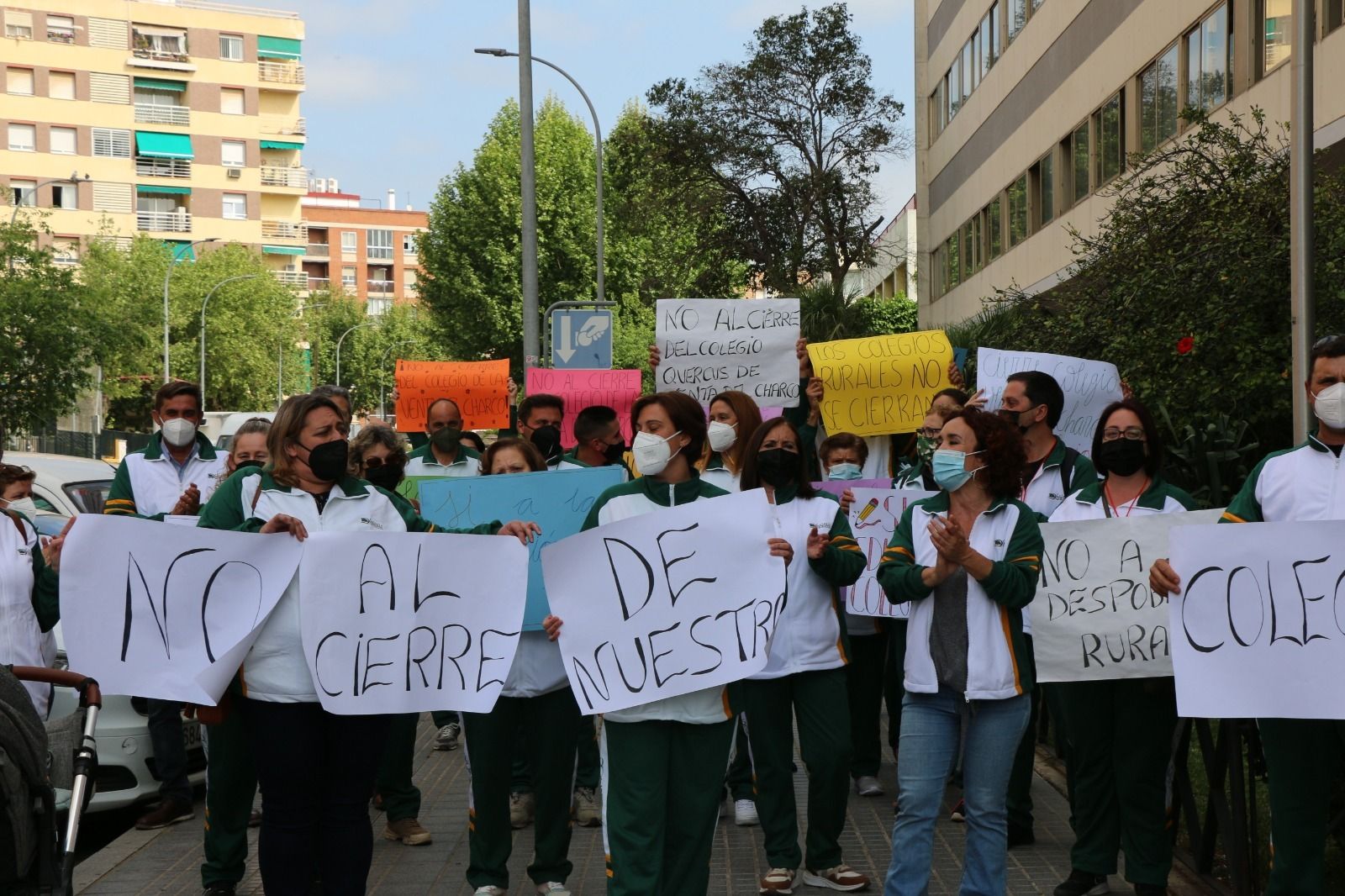 Concentración de las familias de Venta del Charco a las puertas de Educación.