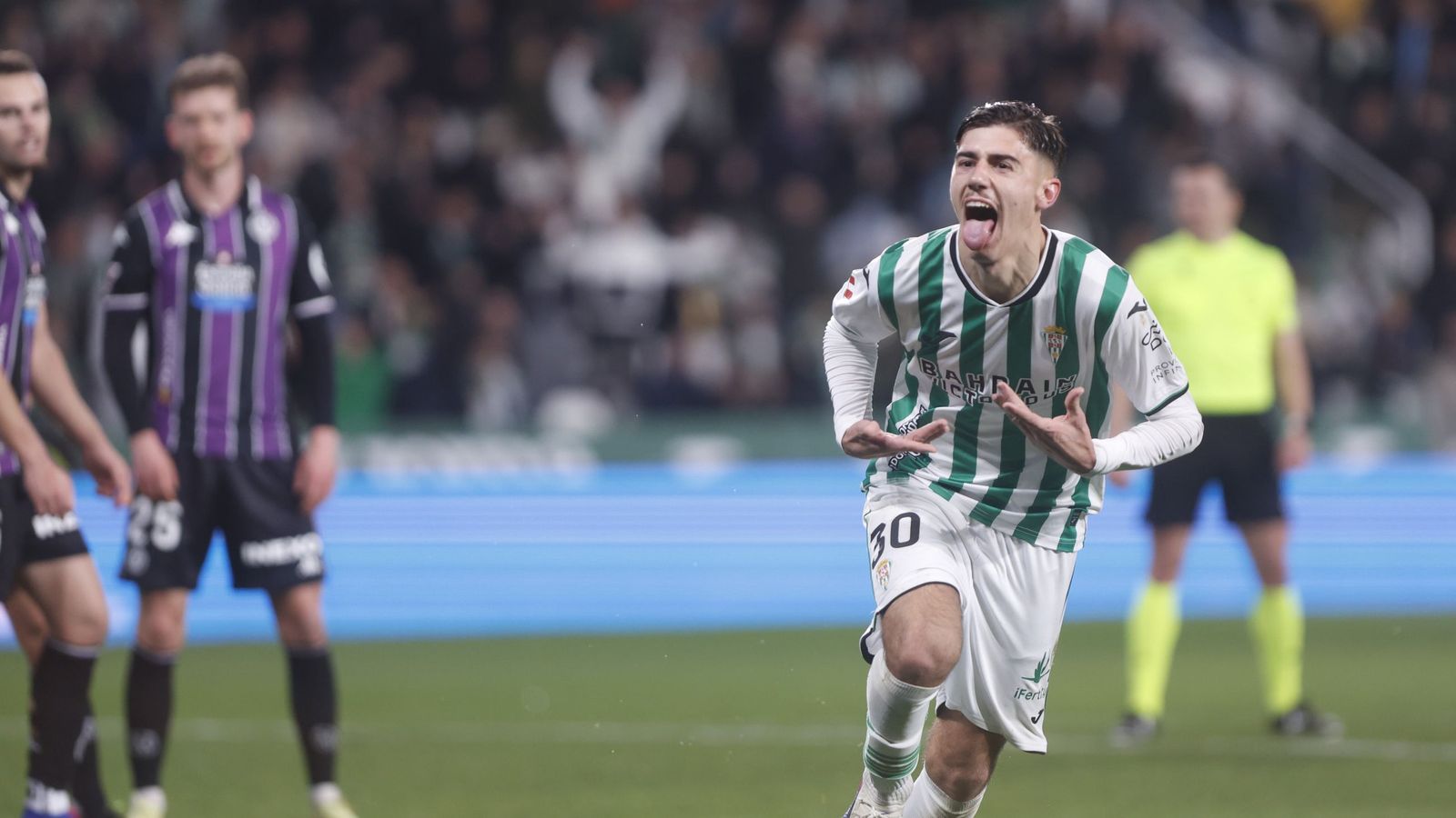 Dani Requena celebra su gol en el Córdoba CF - Real Valladolid.