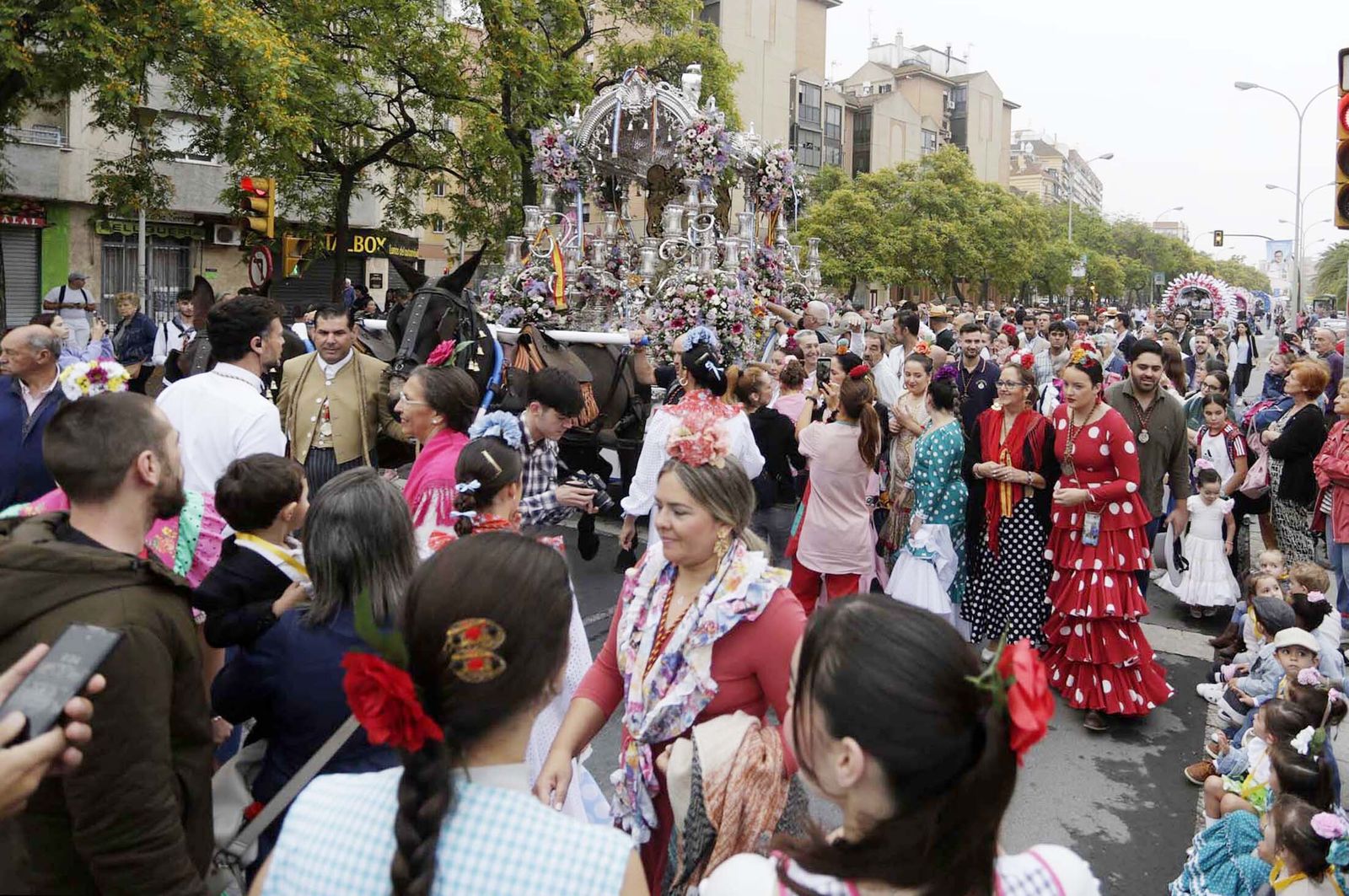 El Rocío 2023: Imágenes de la Hermandad de Emigrantes en su salida de Huelva