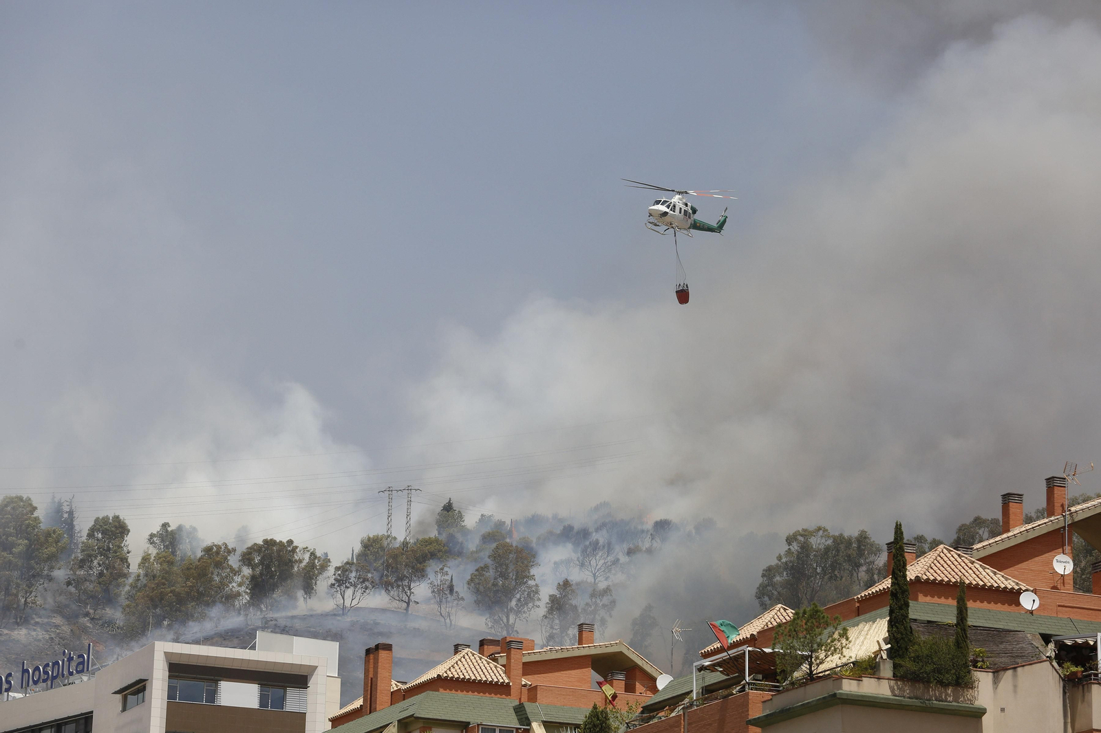 Un medio aéreo acude a la extinción del incendio del pasado verano en las inmediaciones de la Alhambra.