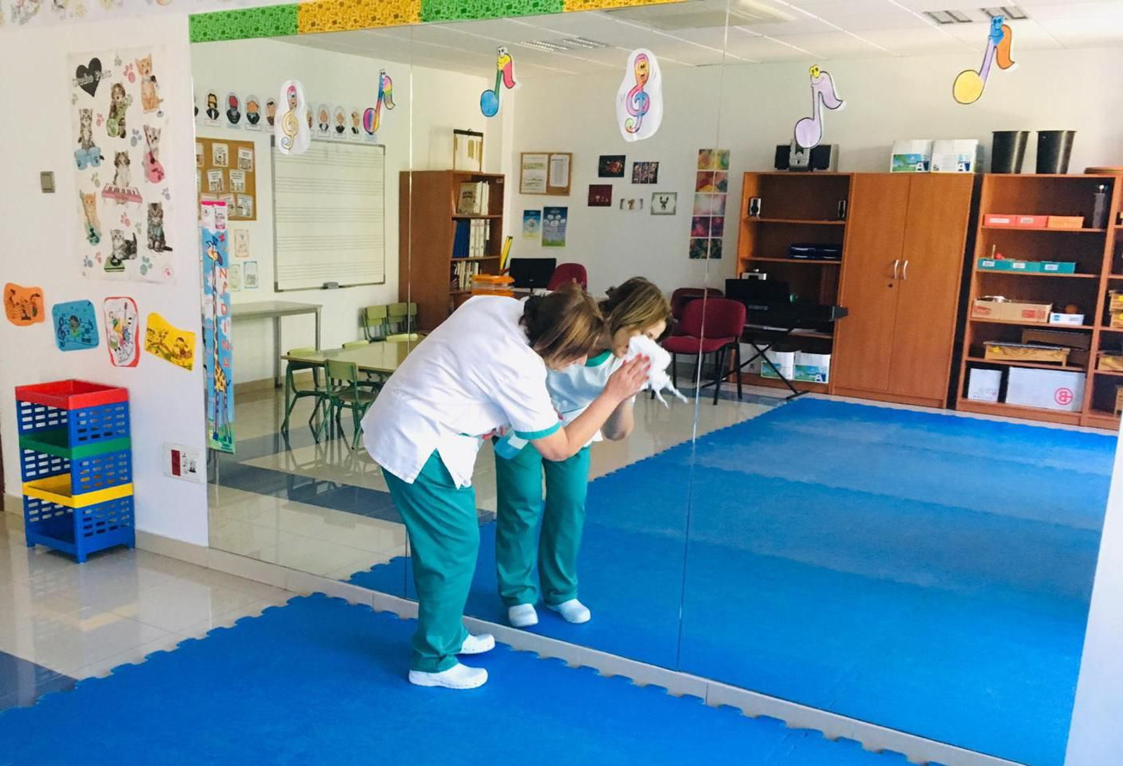 Una trabajadora de Verdiblanca, durante las tareas de limpieza y desinfección de un colegio. Una trabajadora de Verdiblanca, durante las tareas de limpieza y desinfección de un colegio.