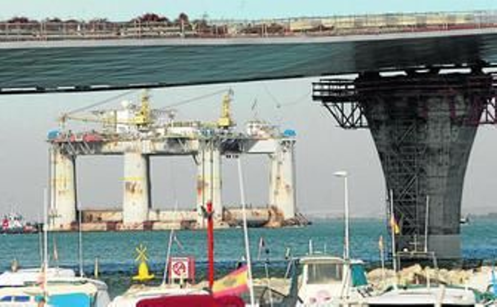 La enorme estructura, en la tarde de ayer, junto a la obra del segundo puente de camino al dique de Puerto Real.