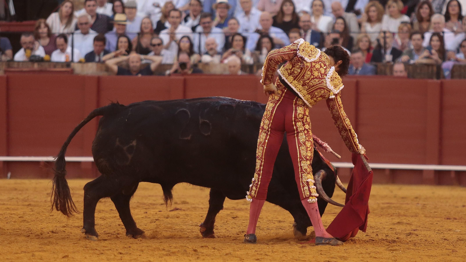 Las imágenes de la faena de Roca Rey al sexto de la tarde