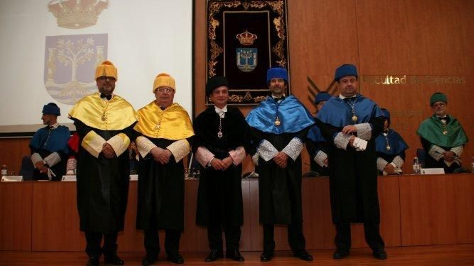 Los dos nuevos Doctores Honoris Causa, junto a sus padrinos y el rector de la UCA, Eduardo González Mazo.