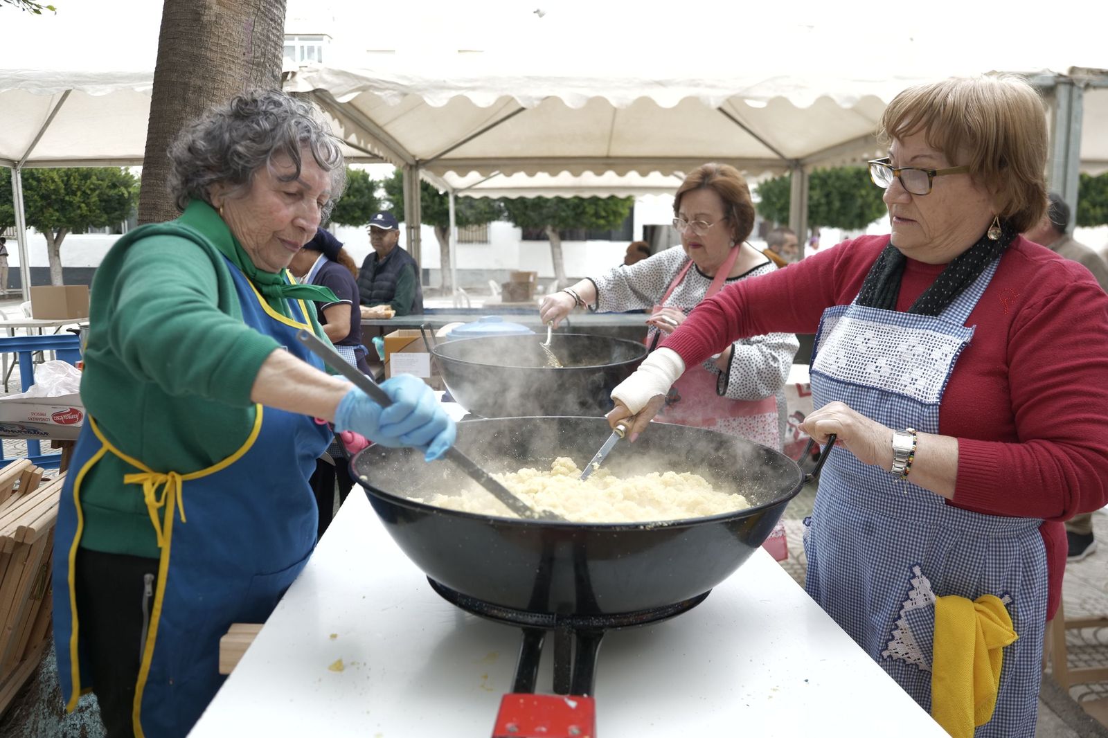 Así se han vivido las tradicionales y multitudinarias migas de Roquetas de Mar