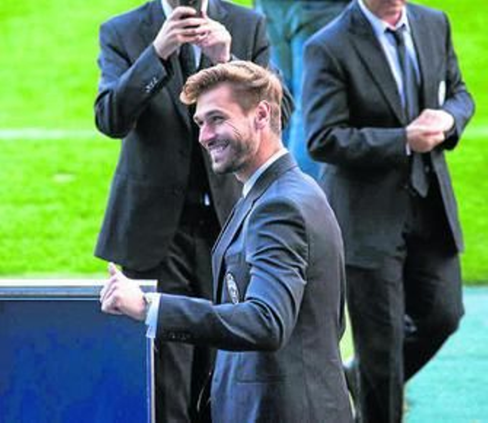 Fernando Llorente, con el traje oficial de la Juventus.